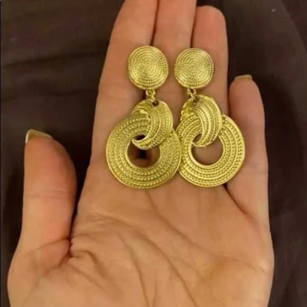 1 pair textured metal, round drop earrings, metal color gold - Picture 6 of 7